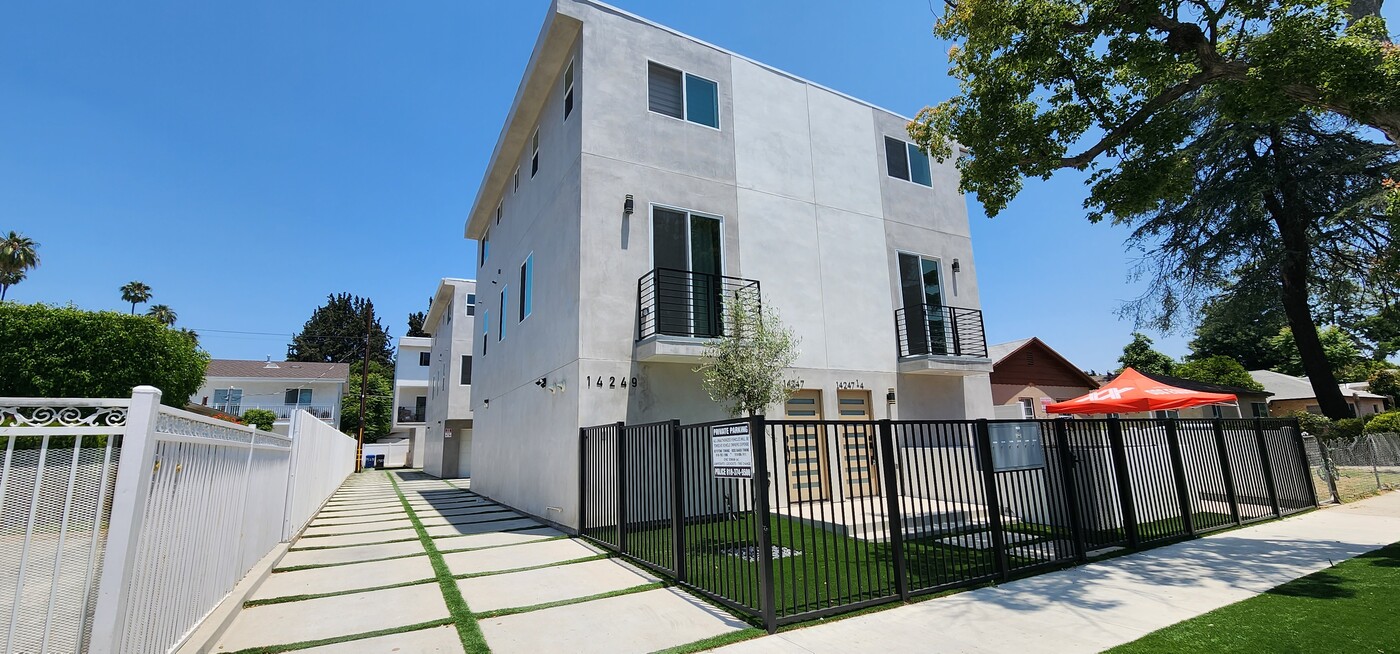 14249 Sylvan St in Van Nuys, CA - Building Photo