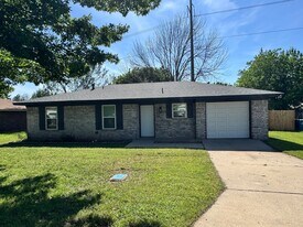 821 Vernon Ct in Sanger, TX - Building Photo