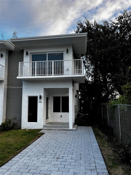 37 NW 70th St in Miami, FL - Building Photo