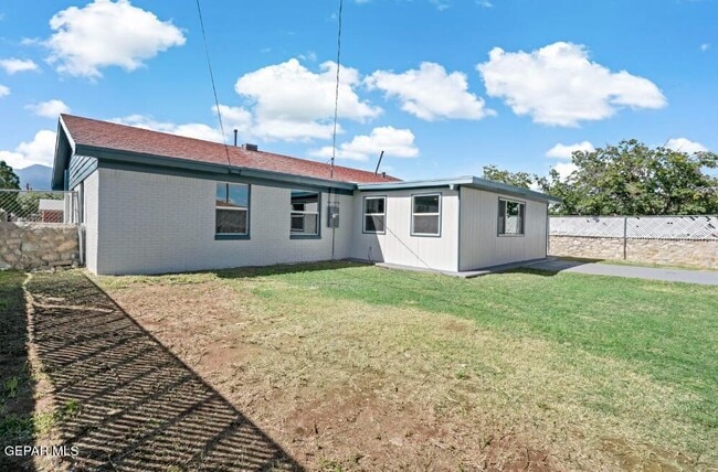 10096 Ontario Ave in El Paso, TX - Foto de edificio - Building Photo