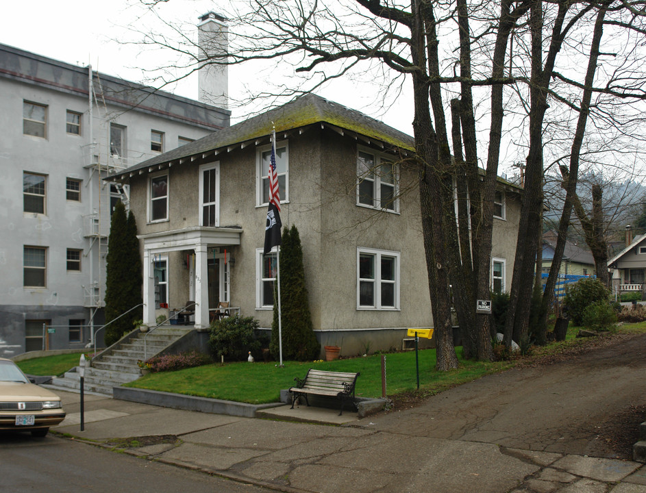 Howell Apartments in Roseburg, OR - Building Photo