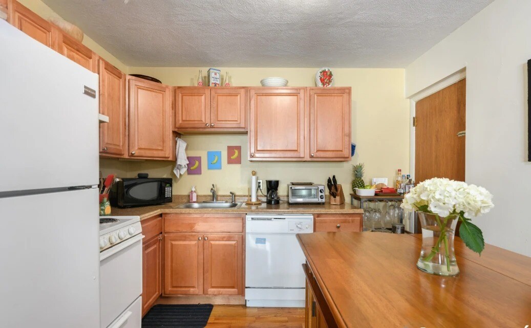 250 Summer St, Unit 9 in Somerville, MA - Building Photo