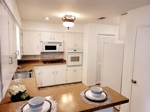 7022 Kingsbury Dr in Dallas, TX - Building Photo - Building Photo
