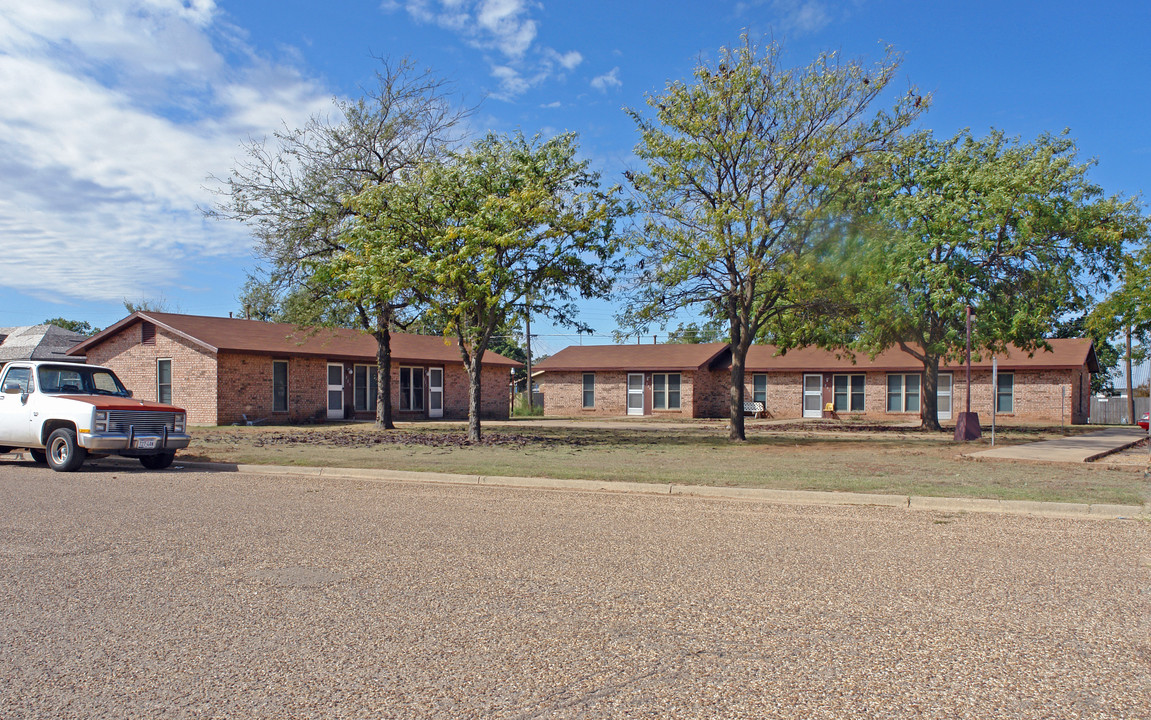 225 N Berkshire Ave in Crosbyton, TX - Building Photo