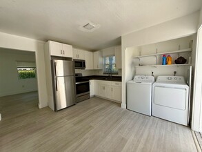 100 NW 45th St in Miami, FL - Foto de edificio - Building Photo