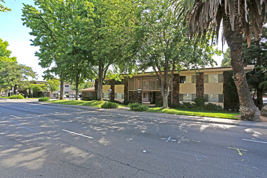 Howe Manor Apartments in Sacramento, CA