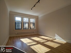 2329 N Rockwell St, Unit 2323-D2 Apartamentos