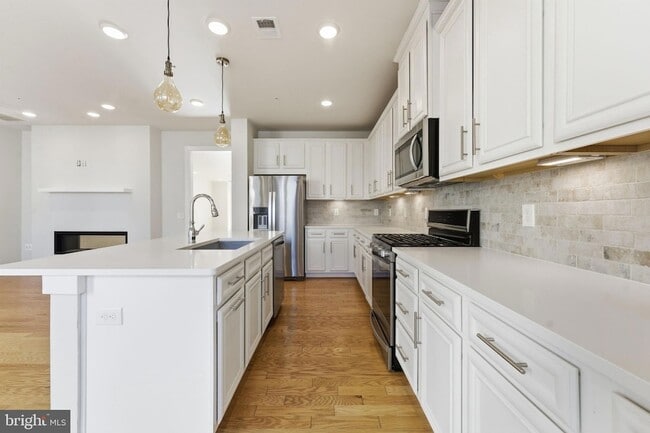 13331 Launders St in Herndon, VA - Foto de edificio - Building Photo