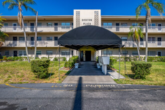 Disston Plaza in St. Petersburg, FL - Foto de edificio - Building Photo