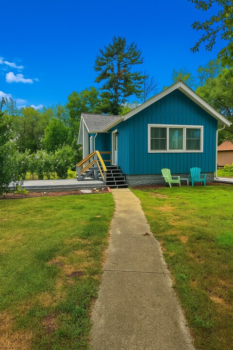 321 Lakeside Dr in Walkerton, IN - Building Photo