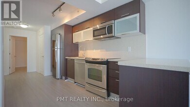 386 Yonge St in Toronto, ON - Building Photo - Building Photo