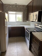 22641 Del Valle St in Woodland Hills, CA - Foto de edificio - Building Photo