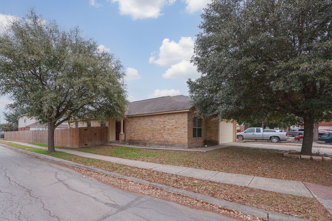 6714 Windfield Gap in Converse, TX - Building Photo