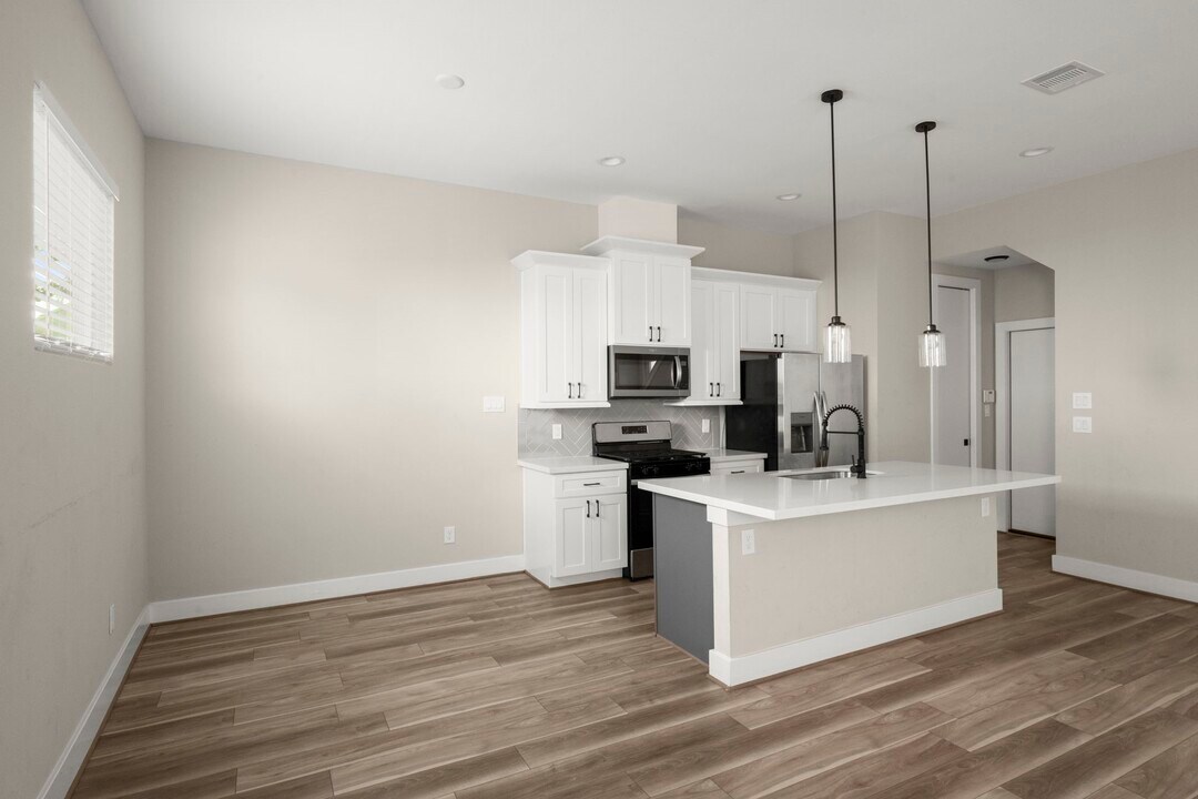 8404 Curry Rd in Houston, TX - Building Photo