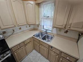 2323 Polk St in Hollywood, FL - Building Photo - Building Photo