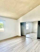 7115 Etiwanda Ave in Reseda, CA - Building Photo - Building Photo