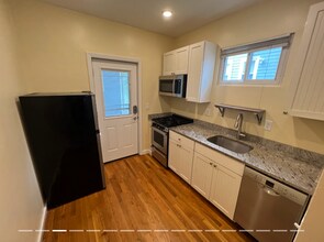 2 Otis St, Unit G in Somerville, MA - Foto de edificio - Building Photo
