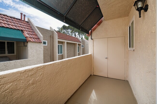 Rancho Villas in San Diego, CA - Building Photo - Building Photo