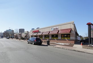 62 Albany Ave in Hartford, CT - Foto de edificio - Building Photo