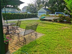 35 Annandale Rd in Newport, RI - Building Photo