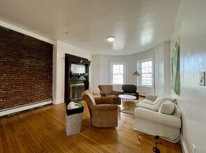 526 Harvard St, Unit 3 in Brookline, MA - Foto de edificio - Building Photo