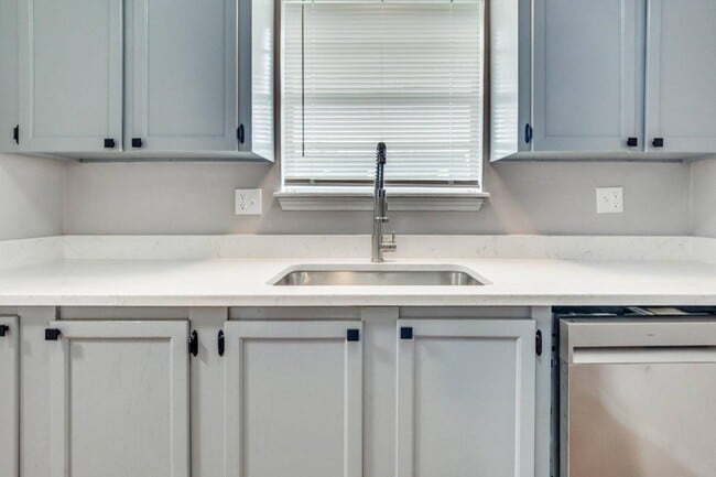 property at 1227 Lakecrest Dr