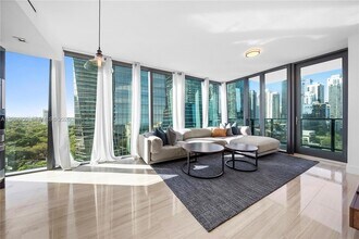 1451 Brickell Ave, Unit 1406 in Miami, FL - Foto de edificio - Building Photo