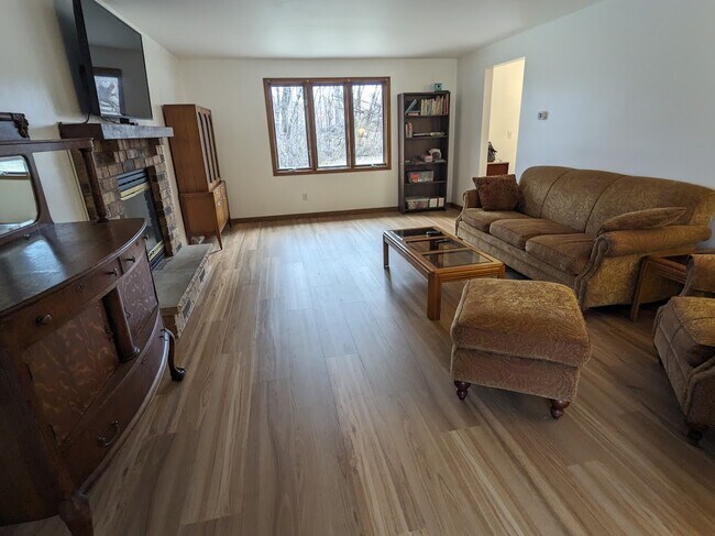 2043 Hilltop Dr in Ashwaubenon, WI - Building Photo - Building Photo