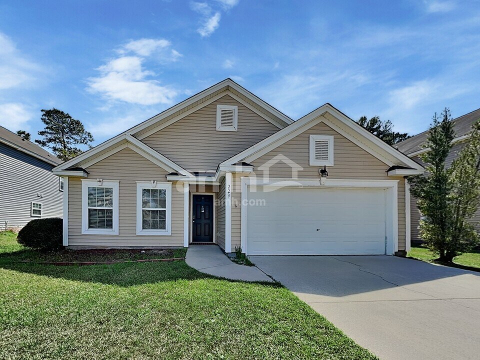 223 Tigers Paw Dr in Pooler, GA - Building Photo