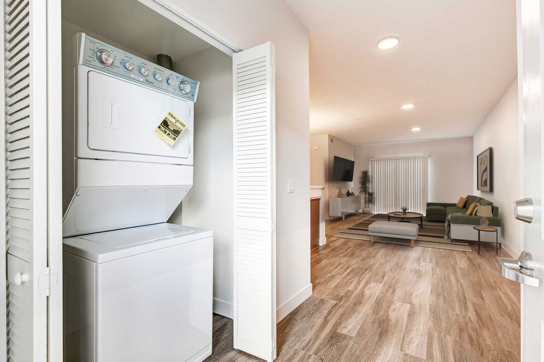 11721 Runnymede St in Los Angeles, CA - Building Photo