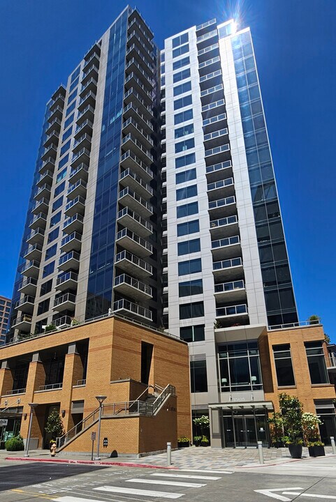 10610 NE 9th Pl in Bellevue, WA - Building Photo