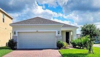 1686 Swan Swim Dr in Davenport, FL - Building Photo