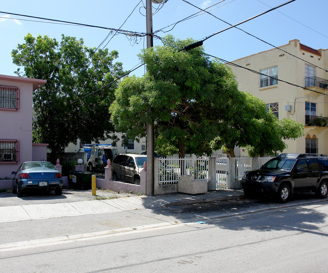 329 SW 5th Ave in Miami, FL - Foto de edificio - Building Photo