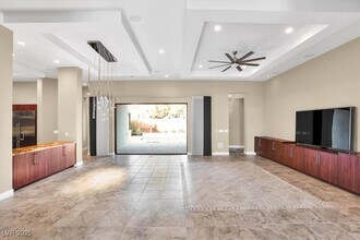 32 Hunting Horn Dr in Las Vegas, NV - Building Photo - Building Photo