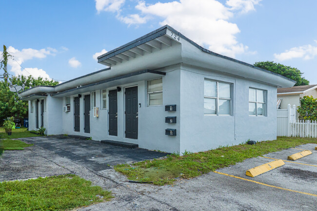 724 NW 3rd Ct in Hallandale Beach, FL - Building Photo - Building Photo