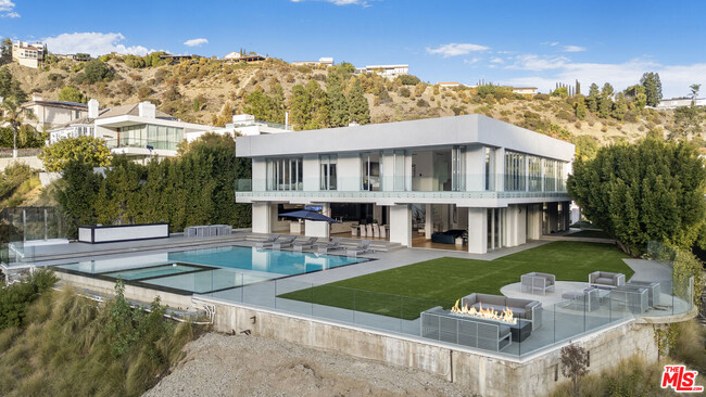 1965 Mt Olympus Dr in Los Angeles, CA - Building Photo - Building Photo