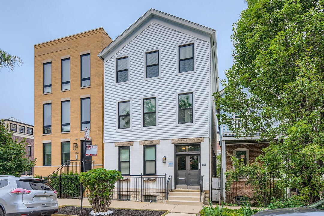 1242 W Huron St in Chicago, IL - Building Photo