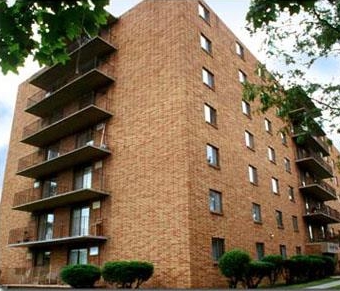 Sun Crest Tower in Windsor, ON - Building Photo