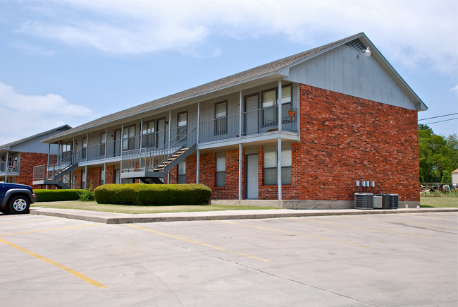 Stone Hill Apartments in Decatur, TX - Building Photo - Building Photo