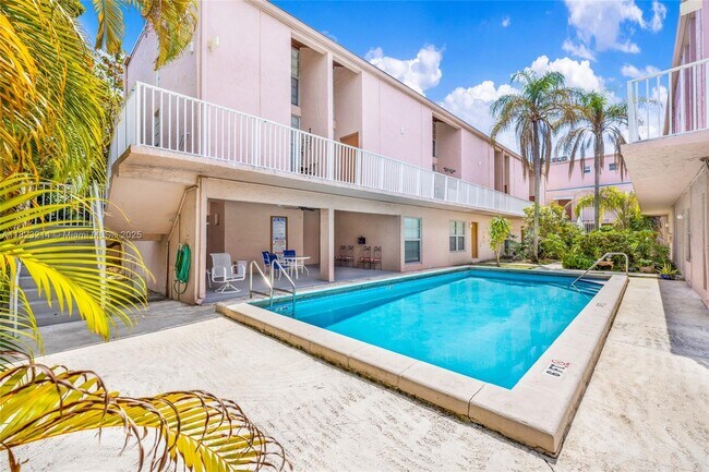 449 Swallow Dr in Miami Springs, FL - Building Photo - Building Photo