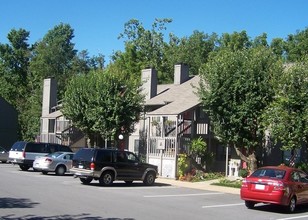 Deer Run Apartments in Bristol, TN - Building Photo - Building Photo