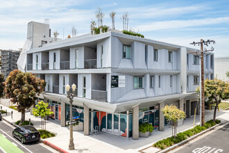 2225 Broadway in Santa Monica, CA - Building Photo - Primary Photo