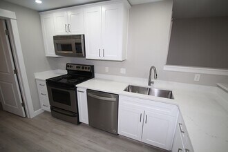 710 Kirkland Cir in Kirkland, WA - Building Photo - Building Photo