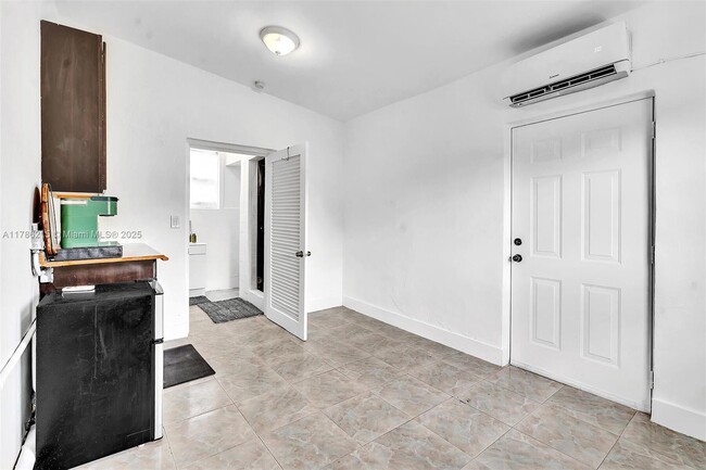 10800 NW 22nd Ct in Miami, FL - Foto de edificio - Building Photo