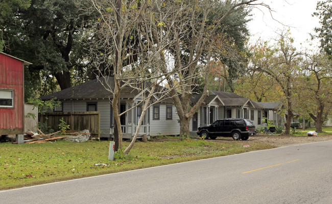 713-719 West Willis Rd in Alvin, TX - Building Photo - Building Photo