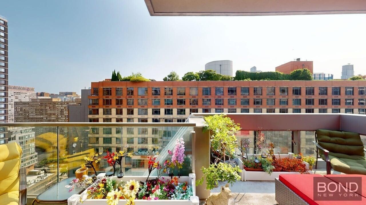237 E 34th St in New York, NY - Building Photo