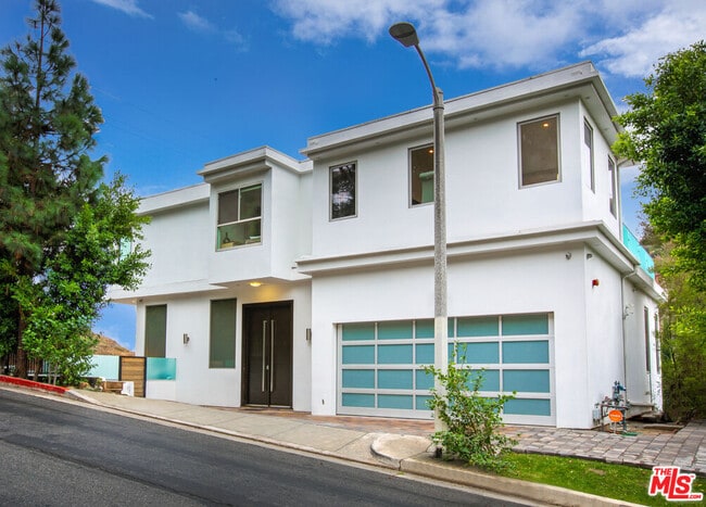 6696 Lakeridge Rd in Los Angeles, CA - Building Photo - Building Photo