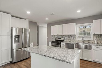 1673 Oak Knoll Cir SE in Atlanta, GA - Building Photo - Building Photo