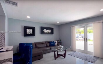 8275 Shadow Wood Blvd in Coral Springs, FL - Building Photo - Building Photo