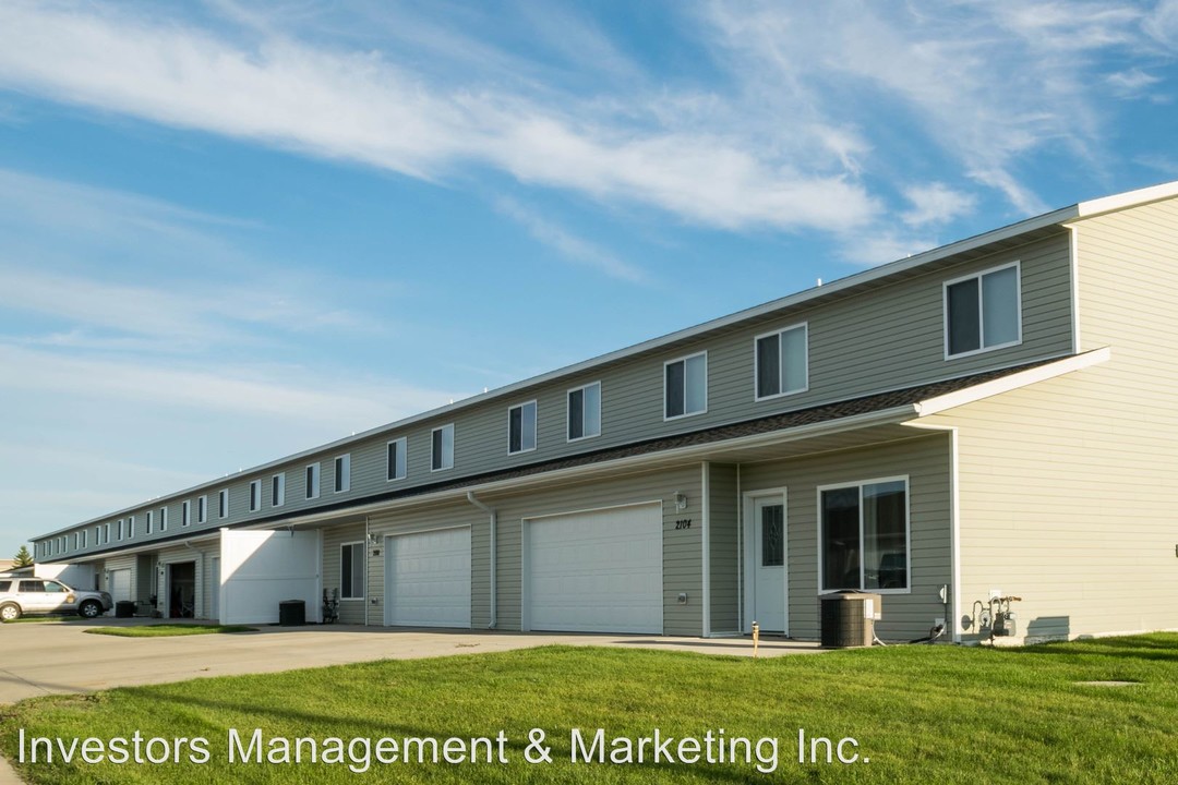 Landmark Circle in Minot, ND - Building Photo